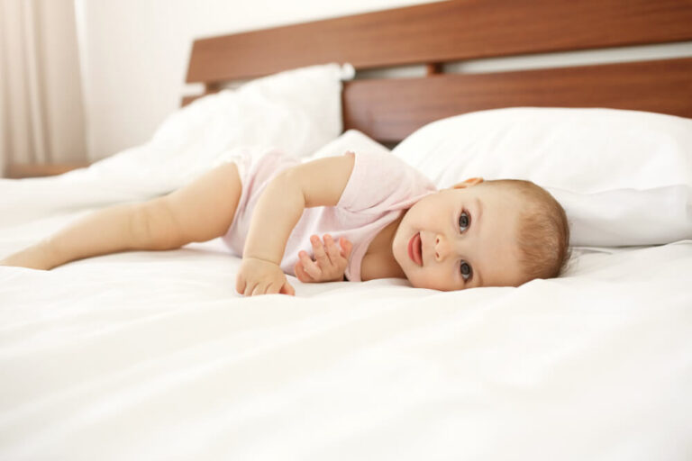 Mon bébé secoue sa tête de gauche à droite rapidement jeu, sommeil ou — free download