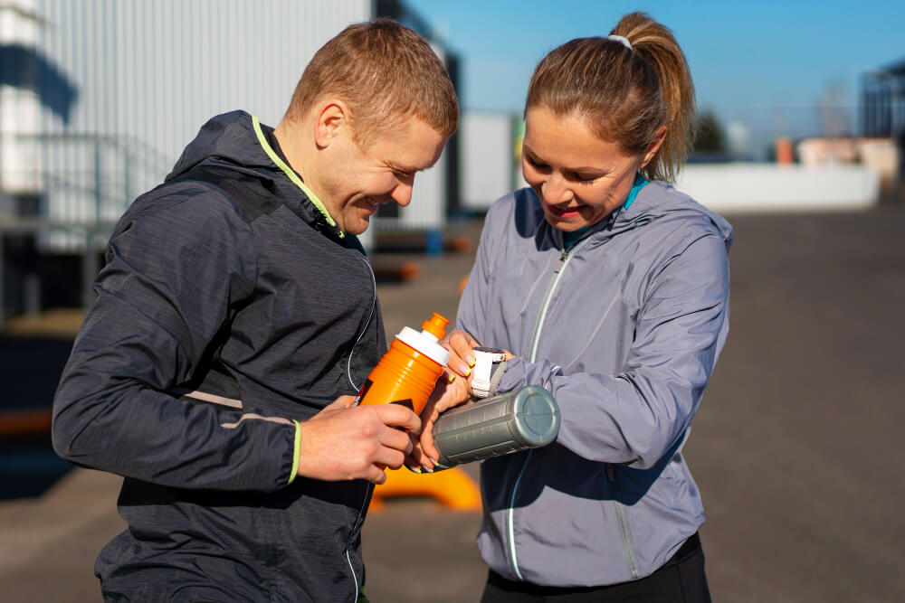 Coureur consultant sa montre avant le départ et tenant une boîte de paracétamol, illustrant l'automédication sportive