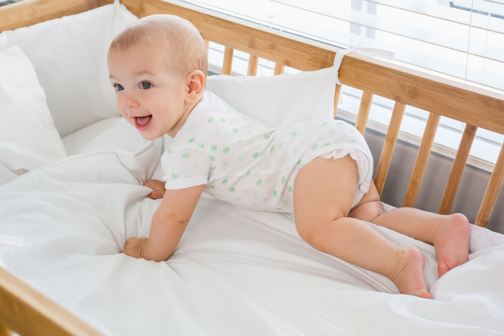 Comment choisir les meilleures couches pour la peau de bébé ? 6 Bébé joyeux allongé sur une table à langer portant une couche saine et confortable.