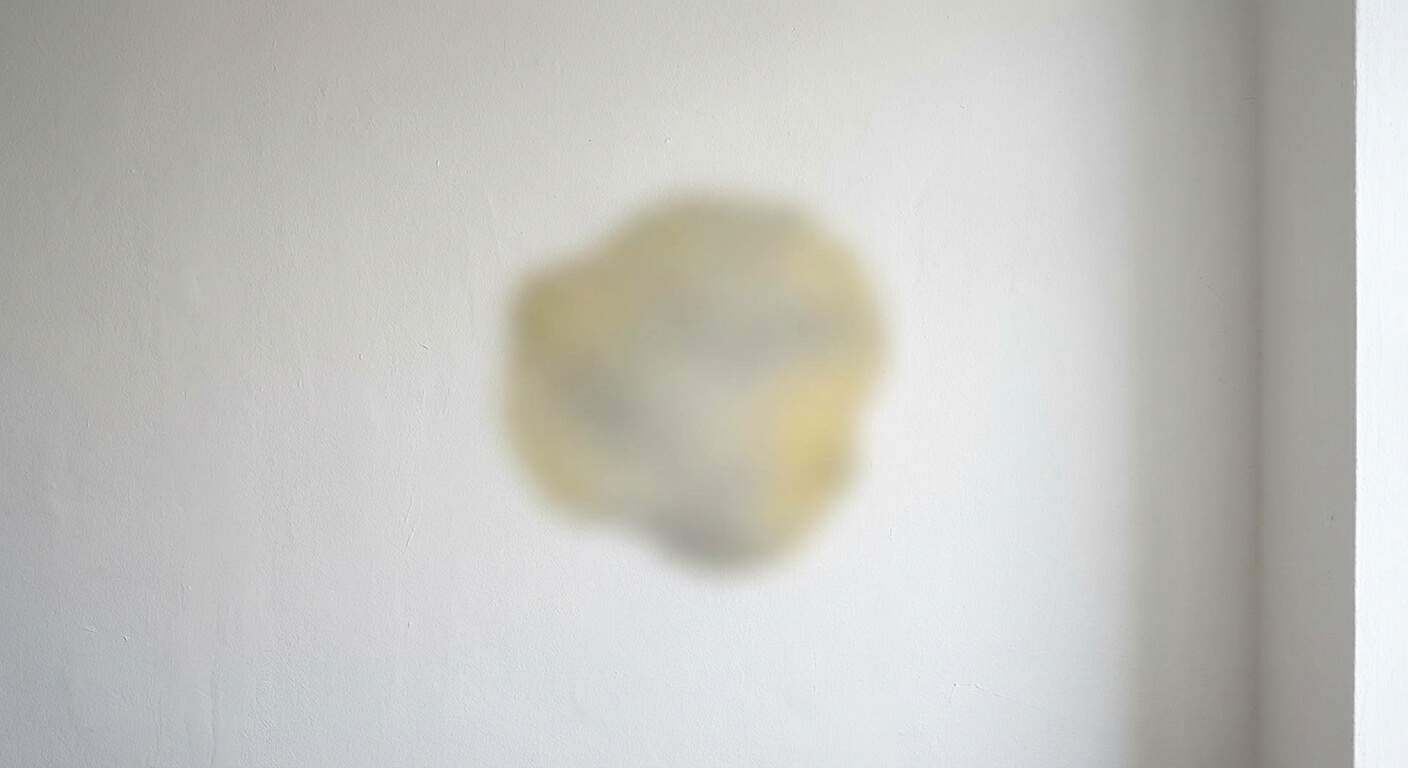 Simulation visuelle d'un scotome ou d'une tache jaune perçue en regardant un mur ou un écran d'ordinateur blanc