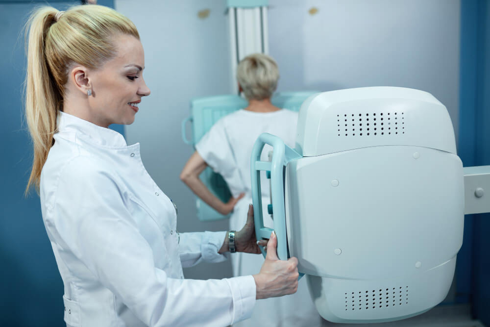 Examen d'échographie pour vérifier l'intégrité d'un implant mammaire suite à des douleurs chroniques