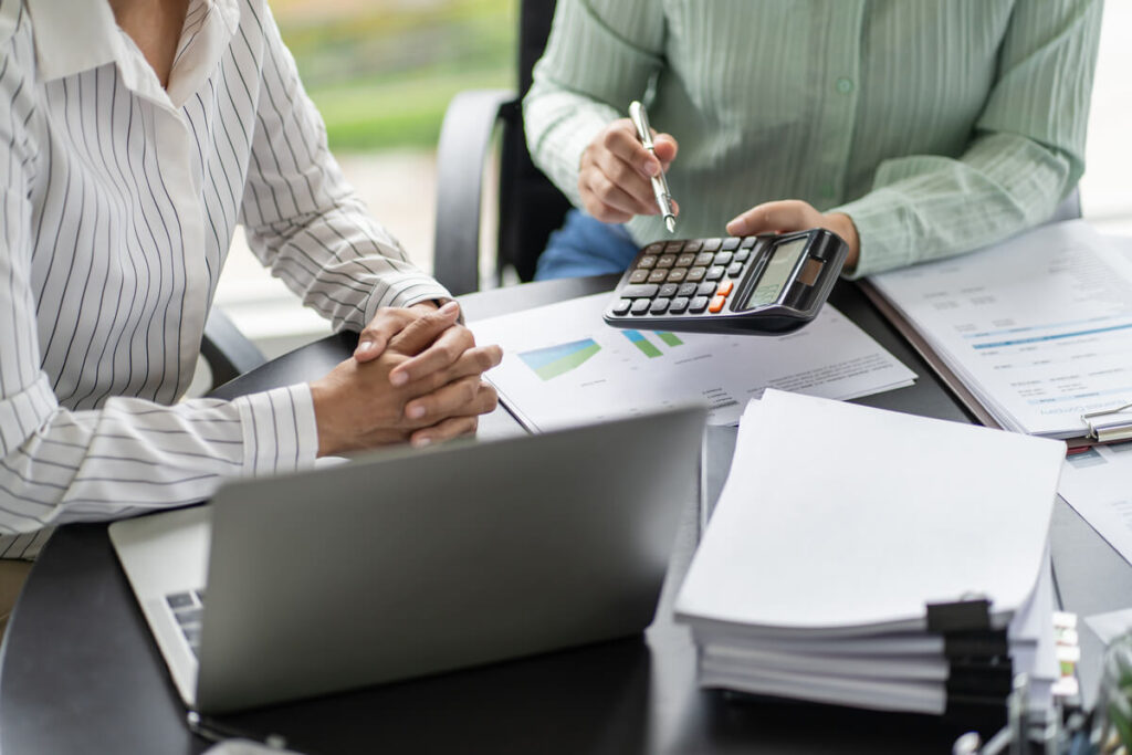 Discussion entre un expert-comptable et un masseur-kinésithérapeute pour optimiser la fiscalité du cabinet.
