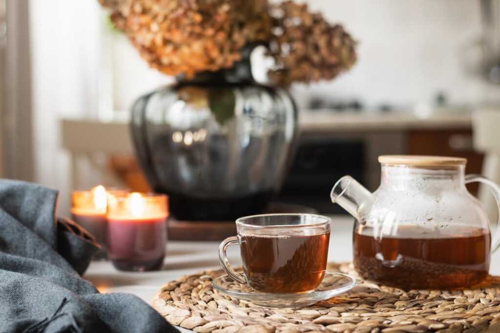 Ambiance cocooning avec une infusion suggérant la détente et l'usage de solutions naturelles.