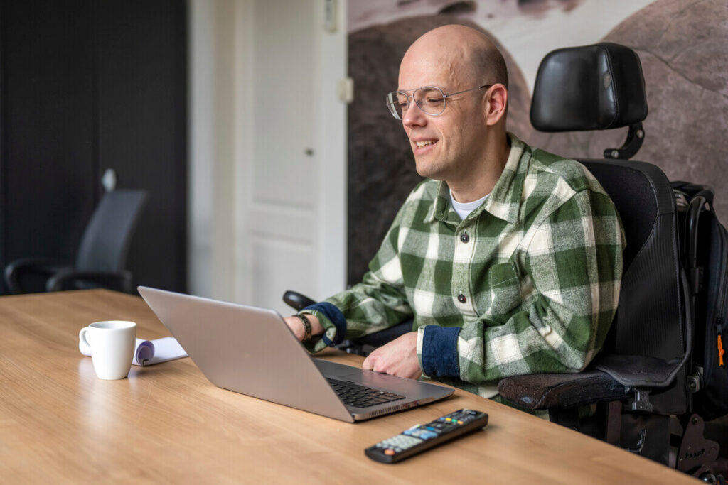 Un poste de travail ergonomique adapté avec du matériel spécifique pour un employé malvoyant ou ayant un handicap moteur.