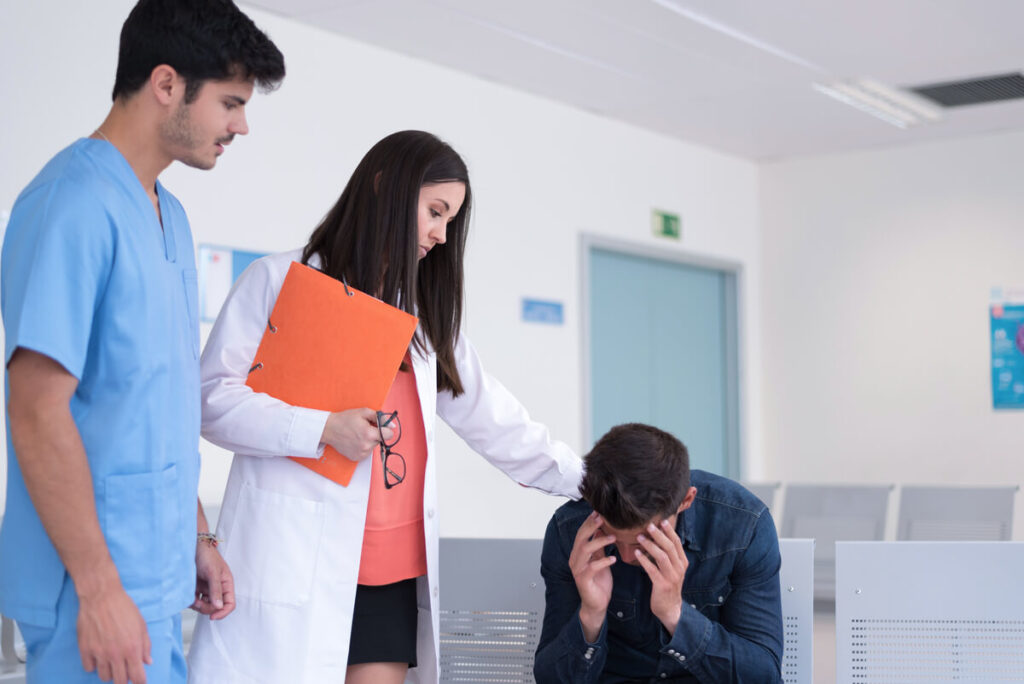 Étudiant en contrat d'alternance malade consultant son médecin pour obtenir un arrêt de travail