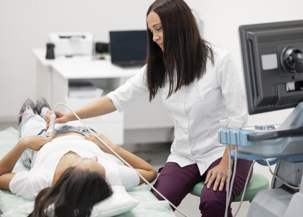 Médecin échographiste mesurant un hématome décidual lors d'une échographie obstétricale