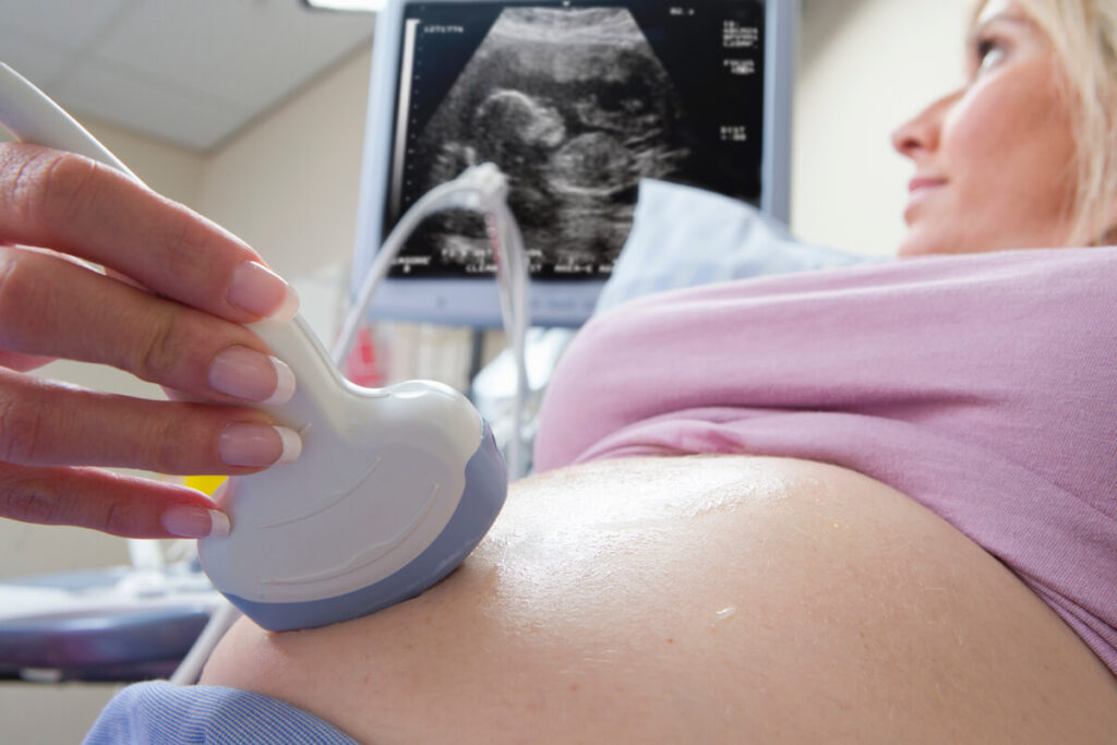 Échographie précoce confirmant la viabilité d'une grossesse malgré un taux hormonal faible.