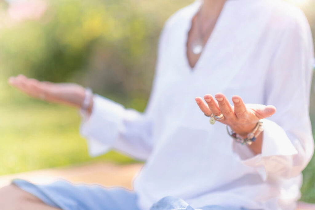 Téton qui gratte : signification spirituelle selon le côté et le contexte 3 Personne en méditation focalisée sur les ressentis corporels et la guidance intérieure.