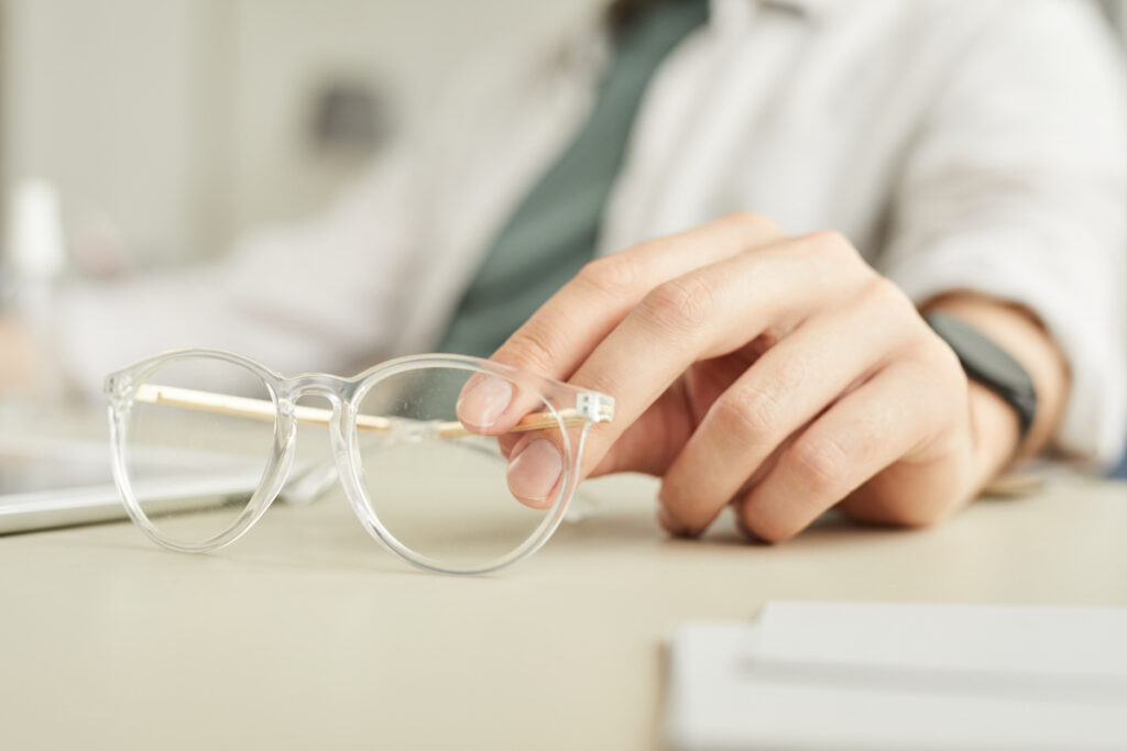 Gros plan sur des verres de lunettes modernes offrant une clarté optimale et un traitement contre la fatigue visuelle.