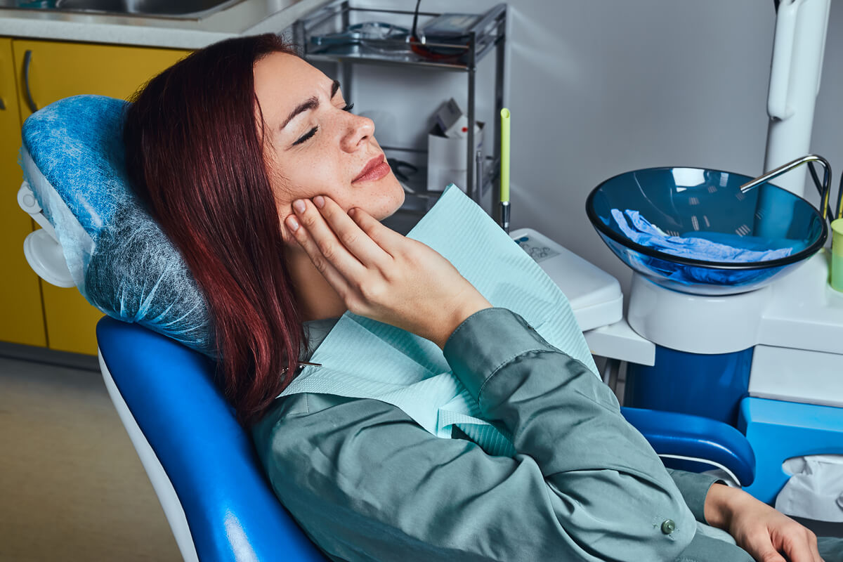 Patient se reposant avec une poche de glace sur la joue après une chirurgie buccale.