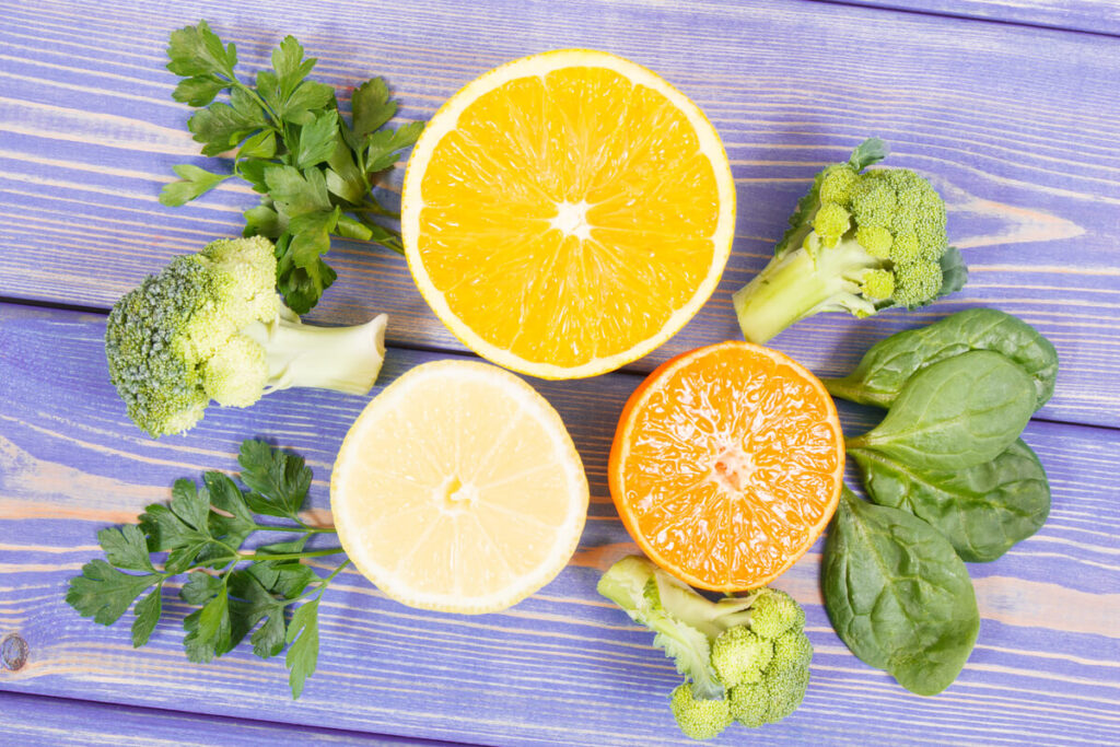 Un assortiment de fruits citrins et de légumes verts bénéfiques pour l'équilibre du système digestif.