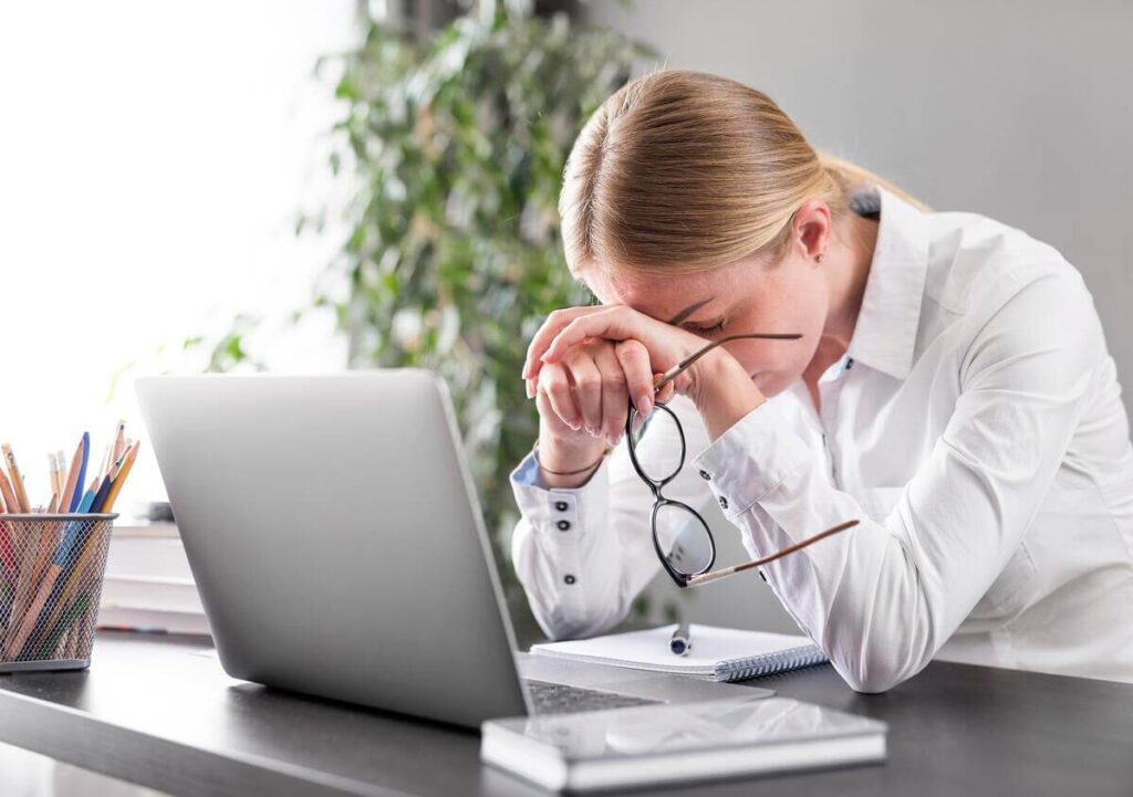 Hypocondrie et fasciculations : quel lien et comment s'en sortir ? 3 Une personne stressée consultant son ordinateur pour chercher des symptômes médicaux en ligne.