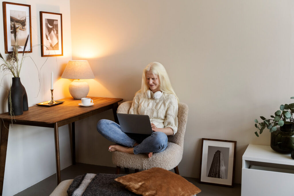 Un appartement lumineux et adapté, idéal pour un bénéficiaire d'une allocation d'autonomie.