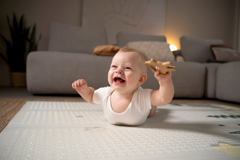 Bébé a bu du lait maternel tourné : faut-il s'inquiéter ? 3 Un nourrisson qui gazouille joyeusement sur son tapis d'éveil en pleine forme.