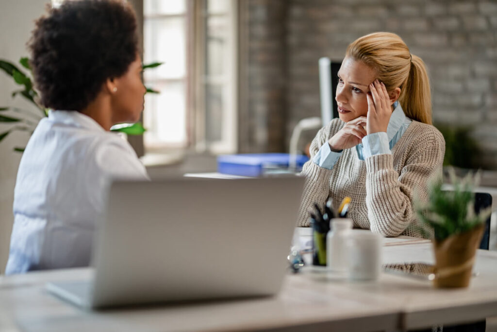 Un rendez-vous d'urgence avec le médecin du travail pour signaler un syndrome de burn-out.