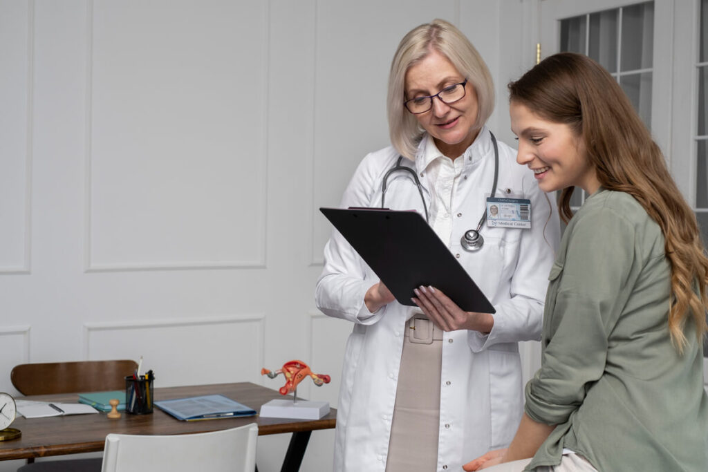 Douleur IVG vs accouchement : peut-on vraiment les comparer ? 4 Une professionnelle de santé expliquant les différents paliers d'antalgiques lors d'une consultation gynécologique.