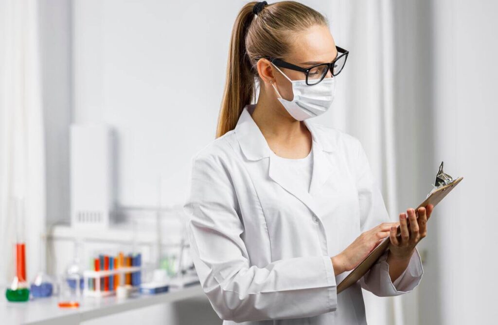 Un laboratoire de contrôle analysant la conformité des produits cosmétiques.