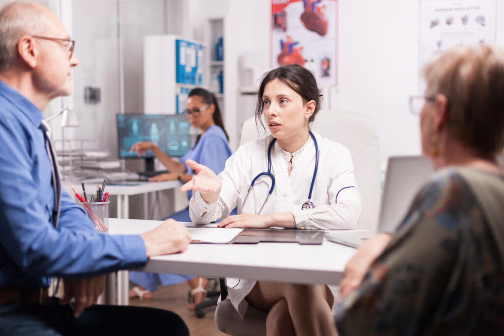 Une personne discutant de son suivi médical de splenectomie avec son médecin de famille en cabinet.
