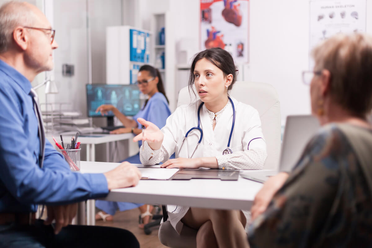 Une personne discutant de son suivi médical de splenectomie avec son médecin de famille en cabinet.