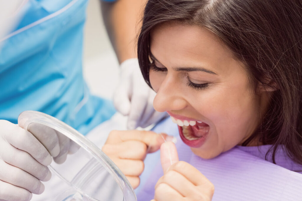 Analyse d'une dent qui craque pour détecter une fissure de l'émail chez le dentiste.