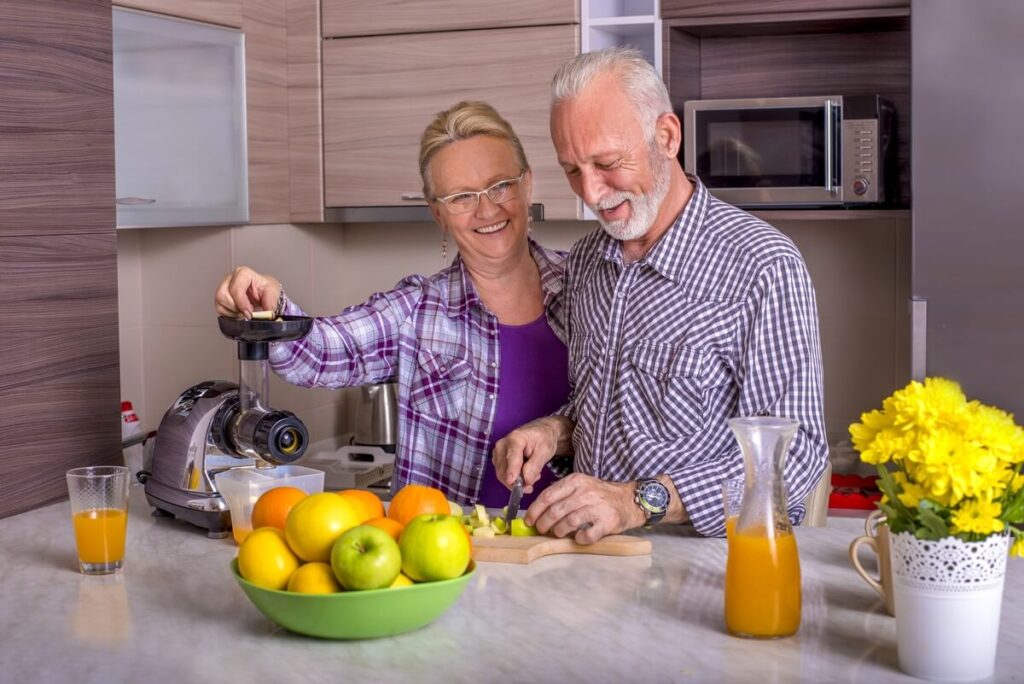 Santé après 60 ans : pourquoi le suivi médical évolue et comment bien l'anticiper ? 3 Un couple de seniors préparant un repas sain et équilibré, pilier de la santé et de la longévité après 60 ans.