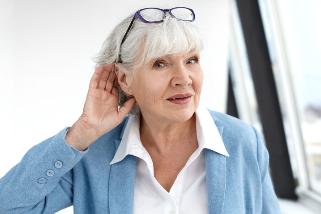 Perte auditive avec l’âge : quand faut-il consulter un audioprothésiste ? 3 Un senior ayant des difficultés à suivre les conversations animées lors d'un repas de famille.