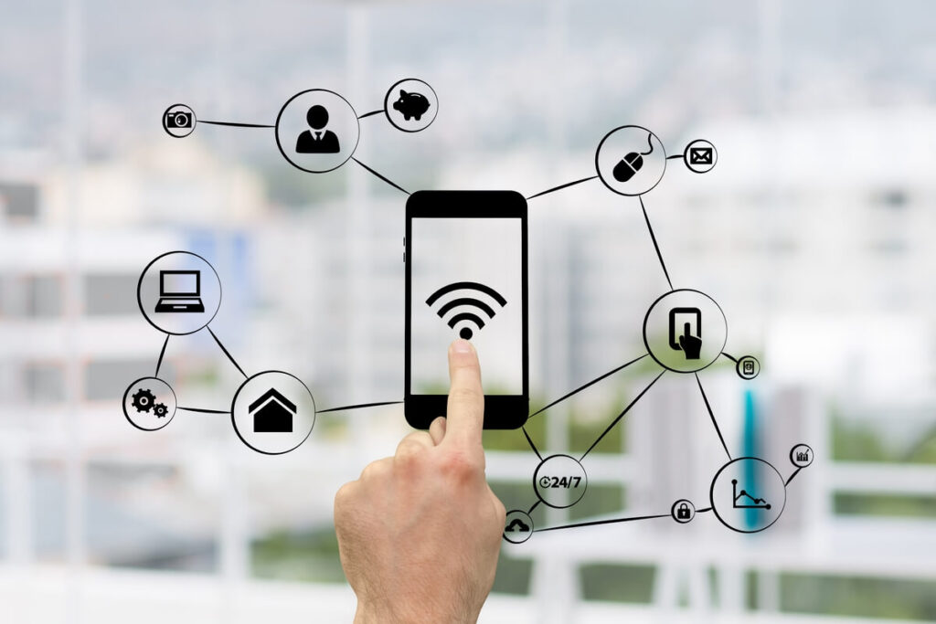 Peut-on utiliser des applications de santé et de parentalité en toute sécurité sur le Wi-Fi public ? 4 Une main activant une application VPN sur son smartphone pour chiffrer sa connexion Wi-Fi publique.