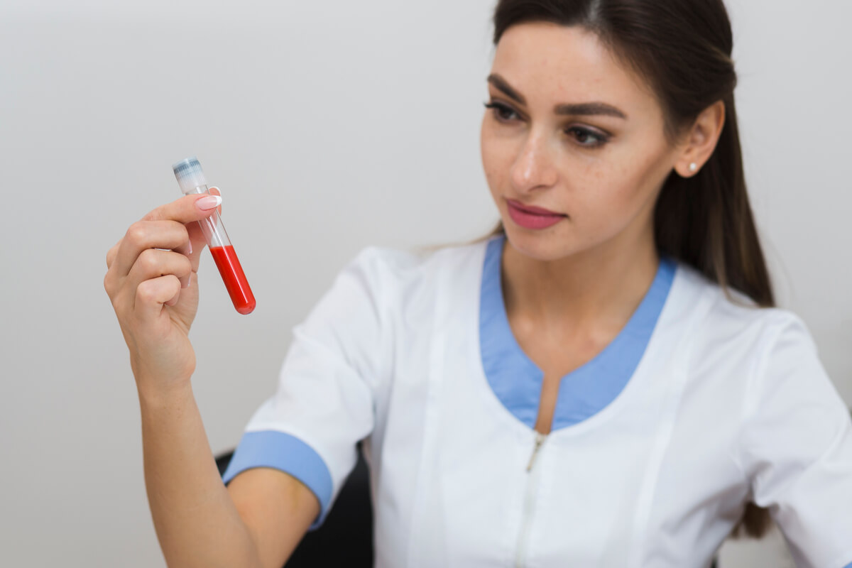 Un tube de prélèvement sanguin en laboratoire pour le dosage de l'hormone de grossesse.