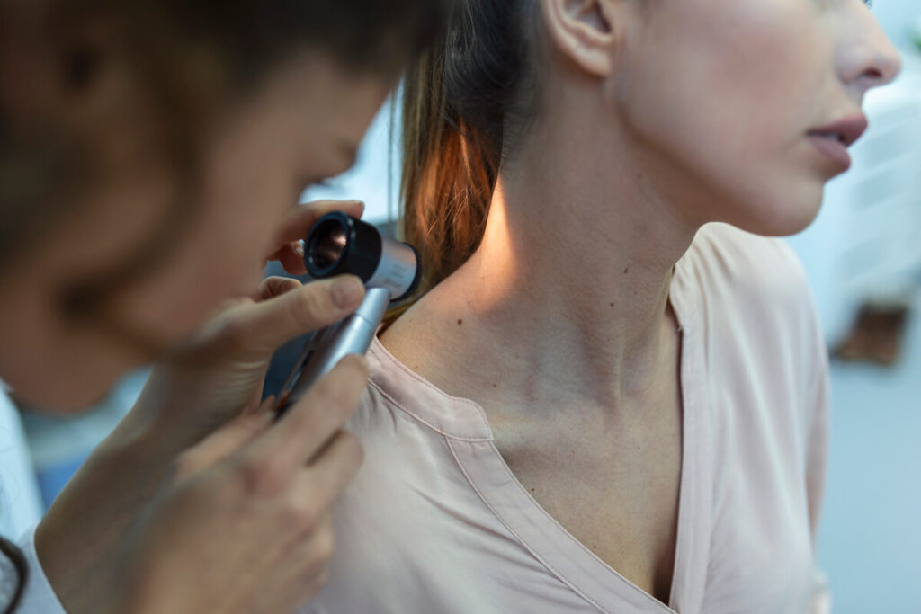 Dijon : l'importance du diagnostic médical en esthétique 3 Un examen dermatologique approfondi réalisé avec un appareil d'analyse de peau haute technologie en cabinet.