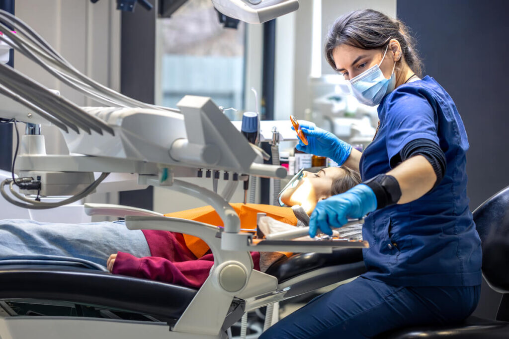 Résection apicale : témoignages, déroulement et douleurs de cette chirurgie dentaire 2 Une salle de soins de chirurgie dentaire moderne et propre prête pour une intervention.