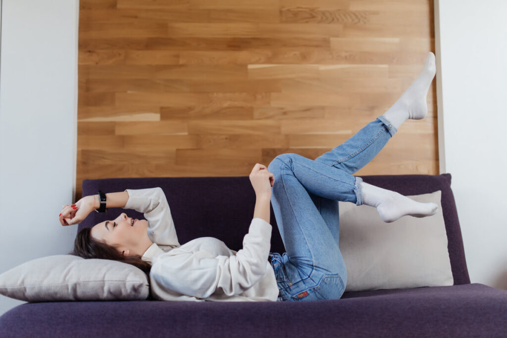 Sensation de chaleur dans la jambe sans douleur : les causes possibles 3 Gros plan sur les jambes d'une personne allongée pour soulager le retour veineux.