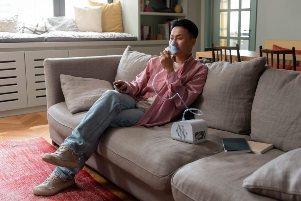 Un appareil concentrateur d'oxygène médical installé à côté d'un lit à la maison.