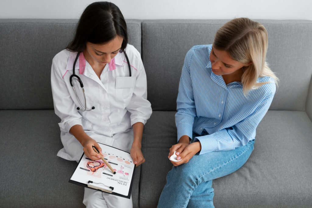 Une patiente échangeant avec sa gynécologue lors d'un bilan de fertilité.