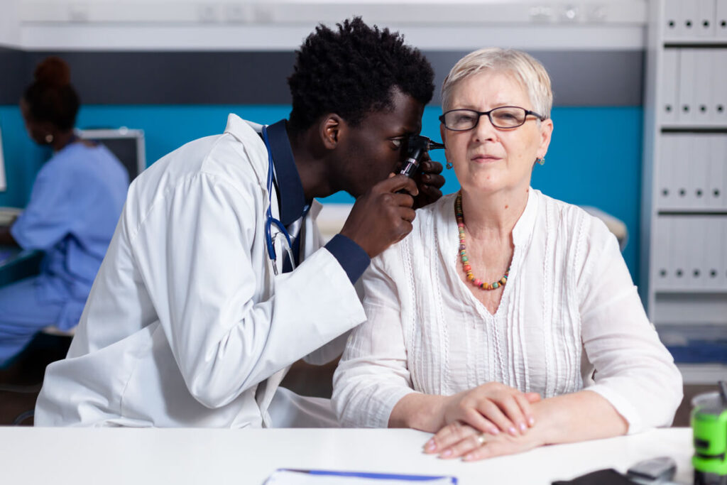 Alcool glycériné : indications, utilisation et soins des oreilles 3 Un médecin contrôlant l'état du conduit auditif d'un patient.