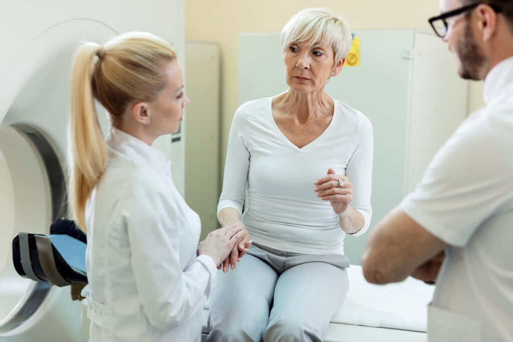Consultation médicale d'imagerie pour vérifier l'efficacité du traitement Gamma Knife.