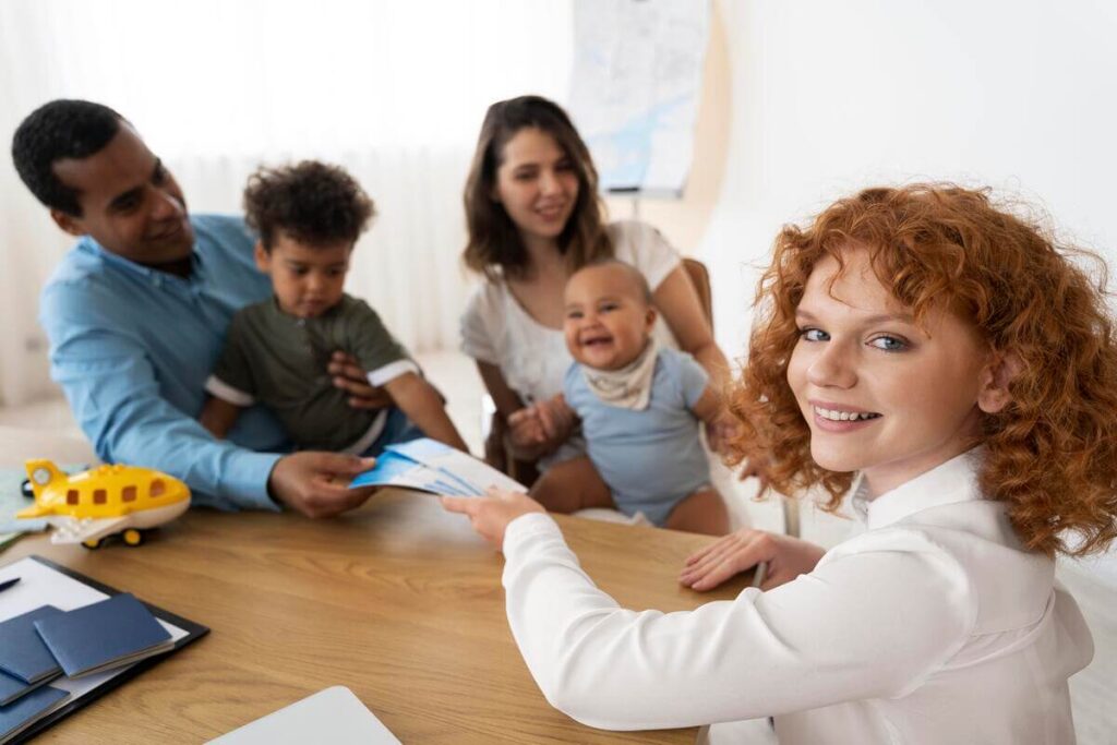 Comment choisir la garde d'enfants idéale pour votre famille ? 4 Des parents échangeant un sourire avec une assistante maternelle lors d'un rendez-vous d'évaluation.
