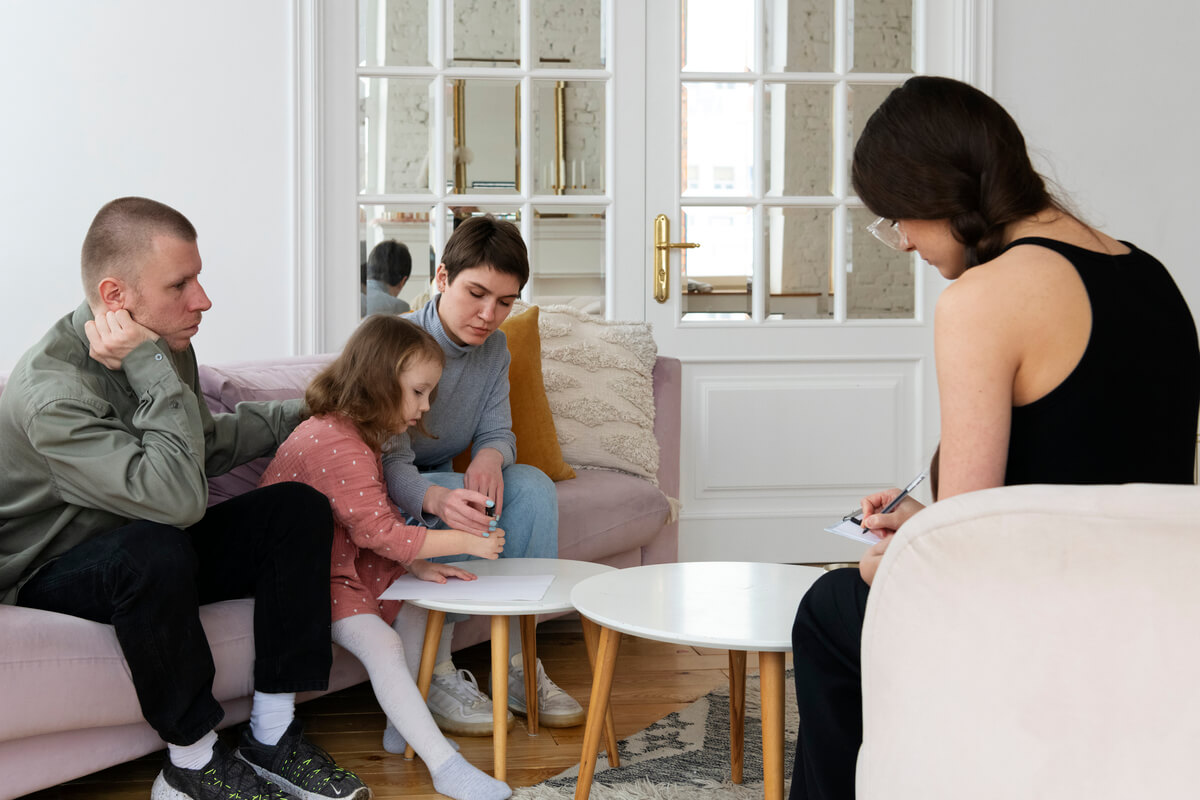 Discussion tendue lors d'un entretien à domicile avec un éducateur de l'AEMO.