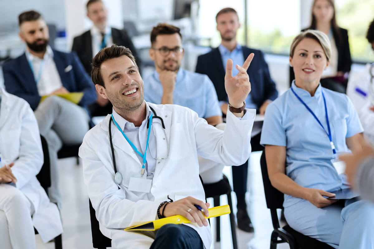 Des professionnels de santé participant à une conférence de management en institut de formation.
