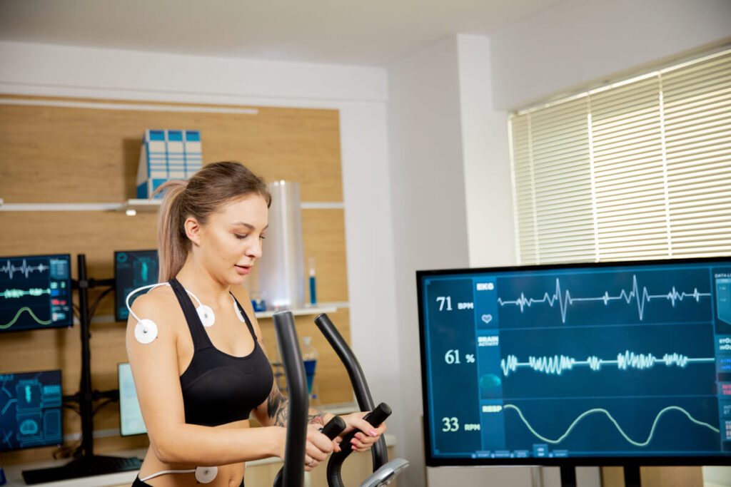 Normocarde : signification de ce terme médical 3 Un moniteur médical affichant une courbe ECG verte avec un rythme cardiaque stable.