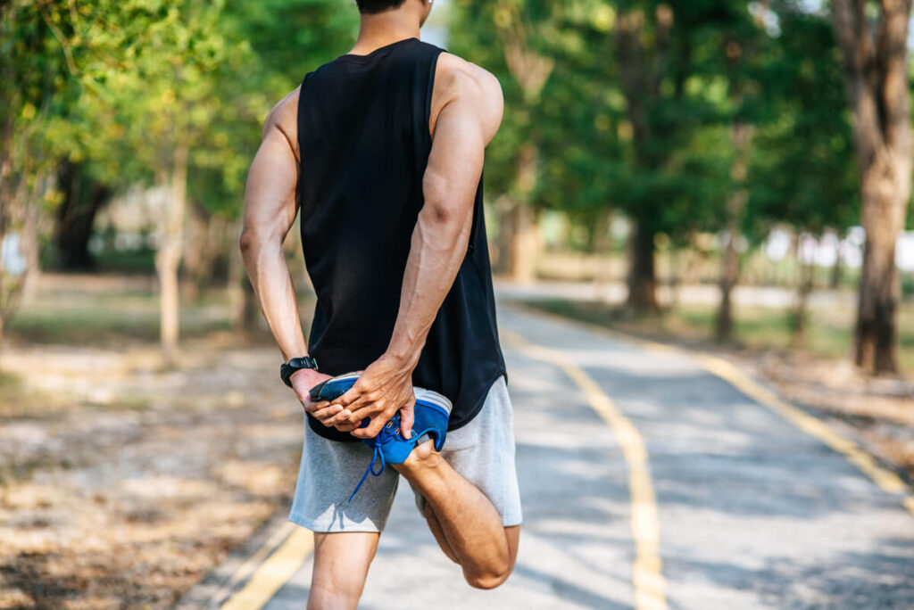 Un homme faisant du sport en extérieur en portant une protection urinaire masculine adaptée au mouvement.
