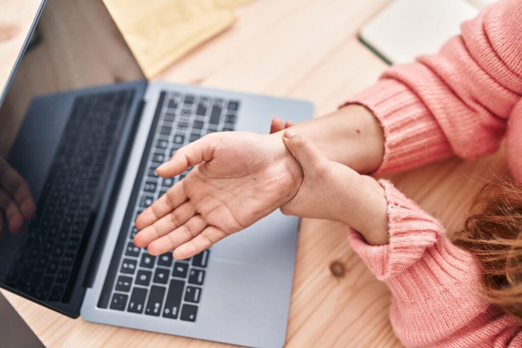 Une personne se tenant les mains en raison de douleurs aux articulations des doigts.