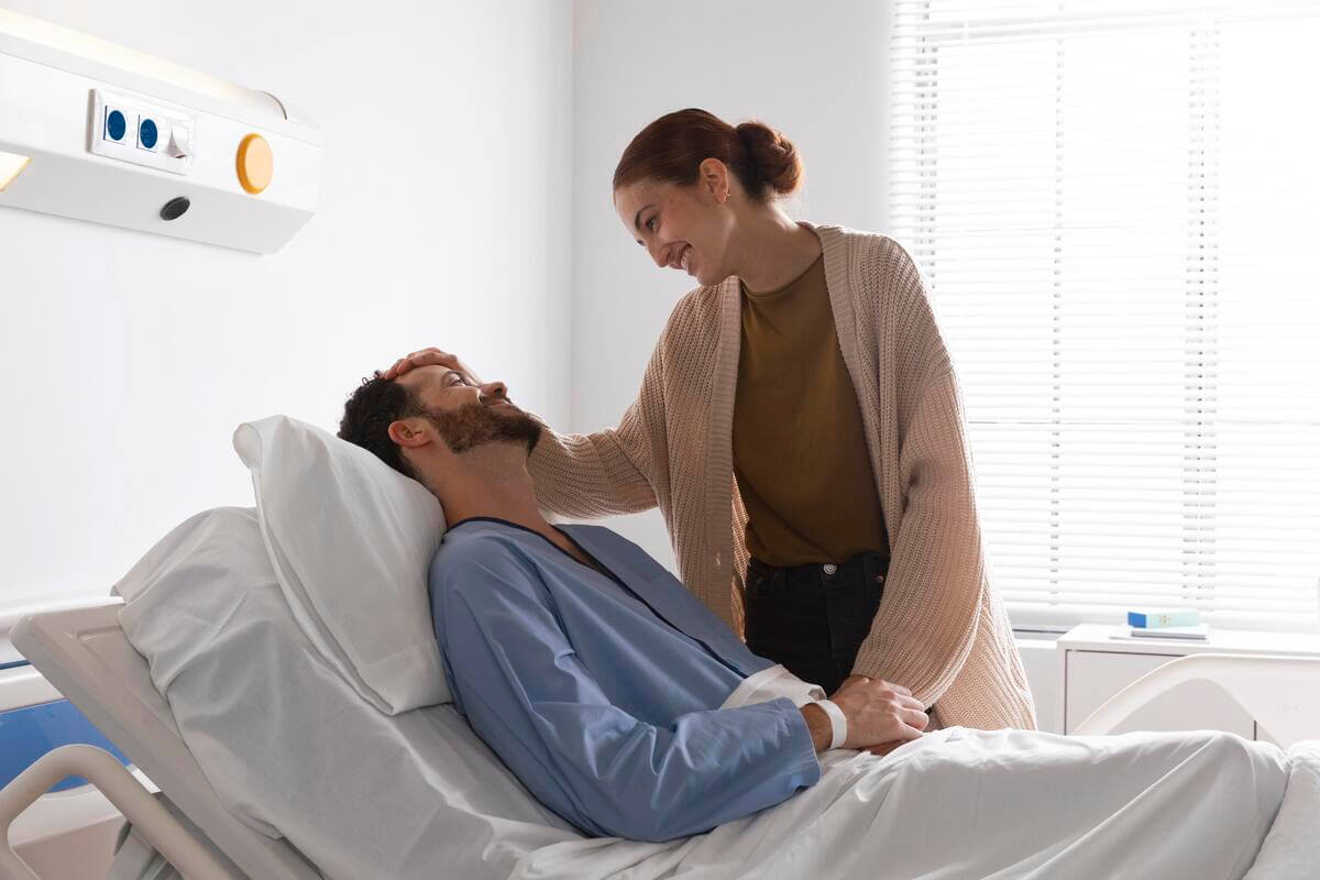 Un patient au repos en salle de réveil après une séance de radiochirurgie Gamma Knife.