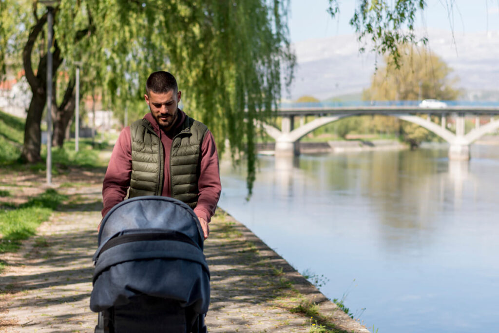 Une poussette ultra-compacte pliée au format bagage cabine avant un départ en vacances.
