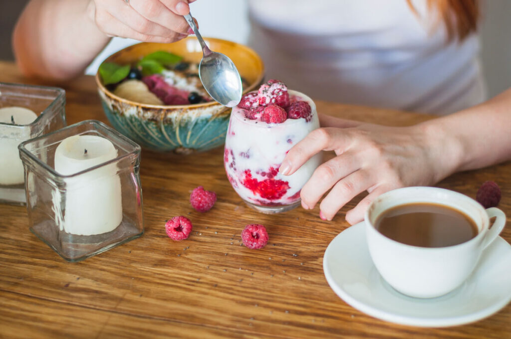 Un bol de yaourt nature et des aliments fermentés, parfaits pour restaurer le microbiote.