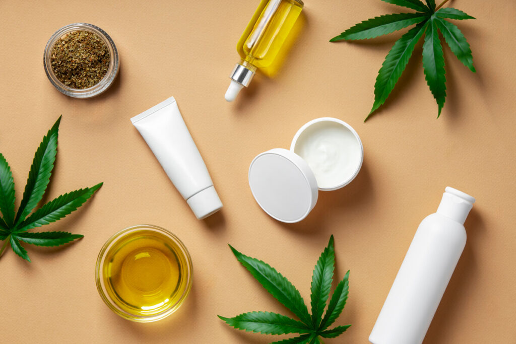 Une gamme de produits modernes au CBD, incluant des huiles, des crèmes cosmétiques et des infusions au design épuré.