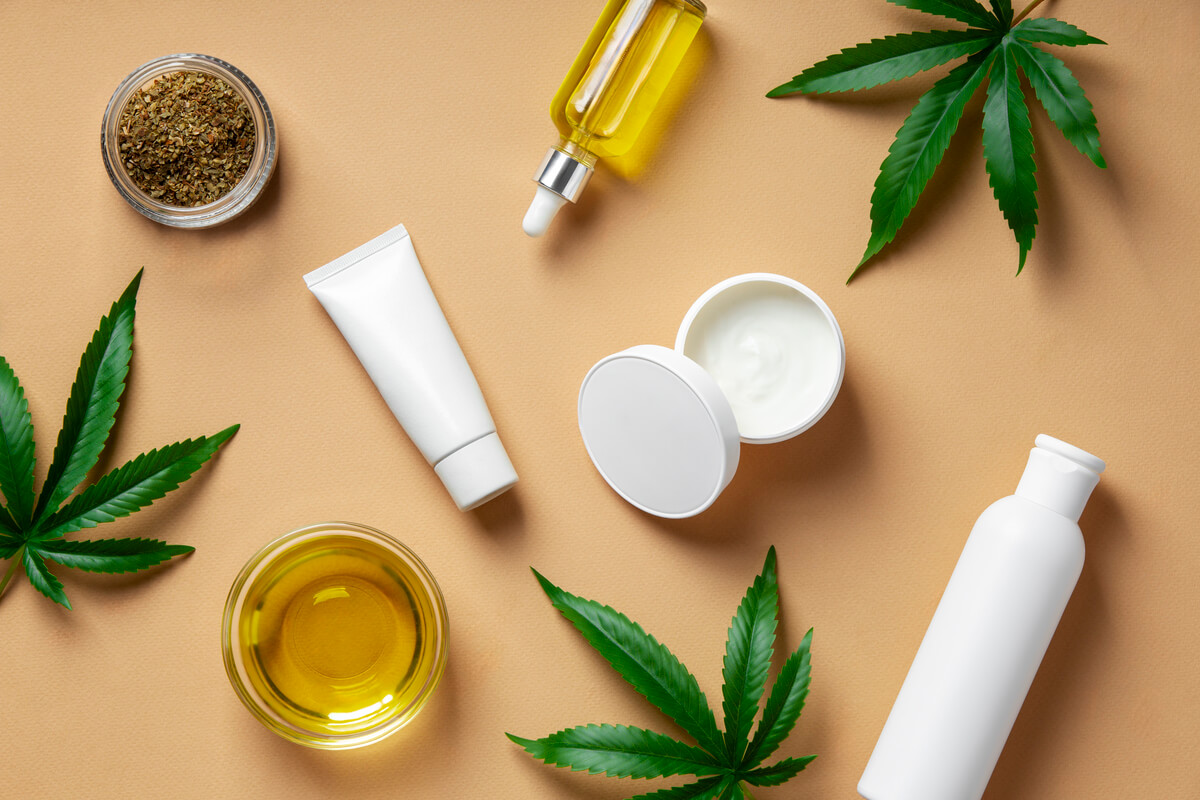 Une gamme de produits modernes au CBD, incluant des huiles, des crèmes cosmétiques et des infusions au design épuré.