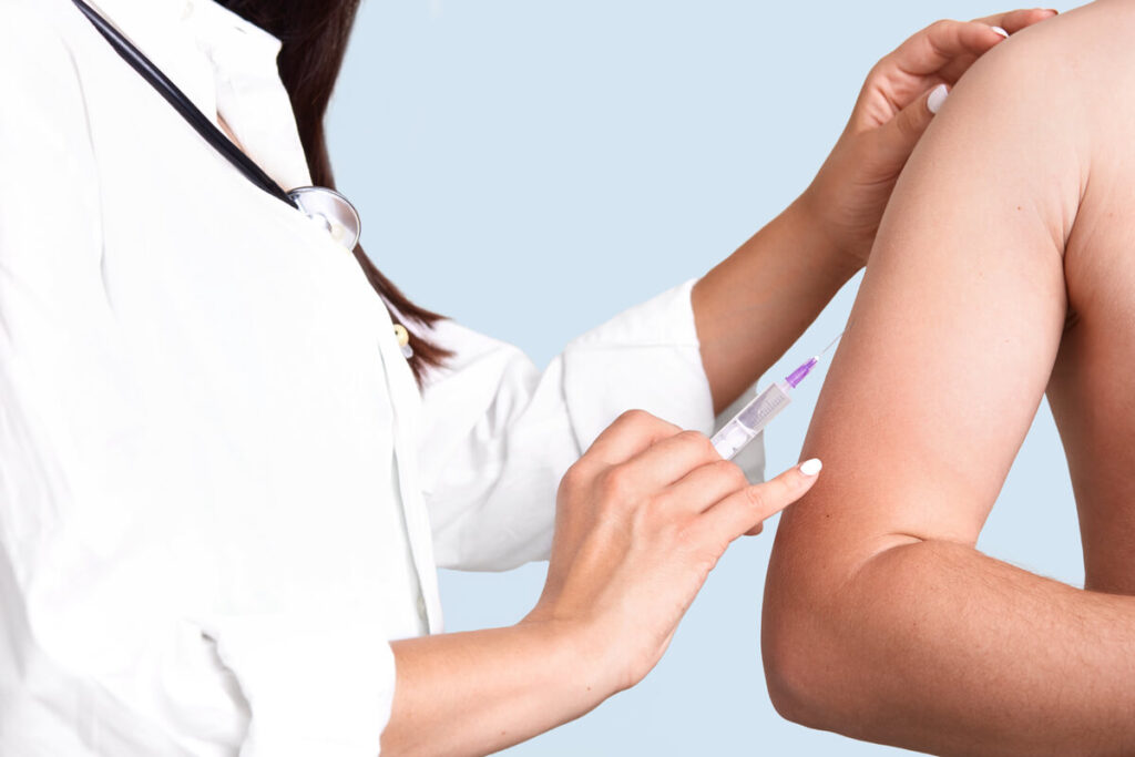Vaccin BCG et bouton avec du pus : est-ce une réaction normale ? 2 Une légère rougeur cutanée localisée sur le haut du bras après une injection médicale.