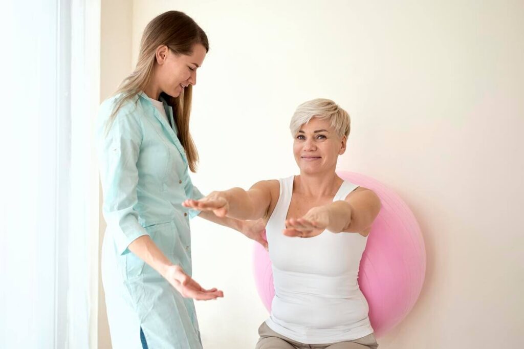 Atrophie cortico-sous-corticale et vertiges : causes et prise en charge 4 Une personne âgée effectuant des exercices d'équilibre avec un kinésithérapeute.