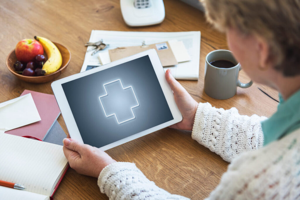 Peut-on utiliser des applications de santé et de parentalité en toute sécurité sur le Wi-Fi public ? 3 Un écran de téléphone affichant un symbole de bouclier numérique de protection au-dessus d'une icône de santé.