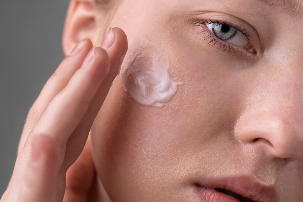 Crème cicatrisante : comment bien choisir un soin réparateur pour la peau 3 Zoom sur la texture riche et protectrice d'une crème dermo-cosmétique cicatrisante.